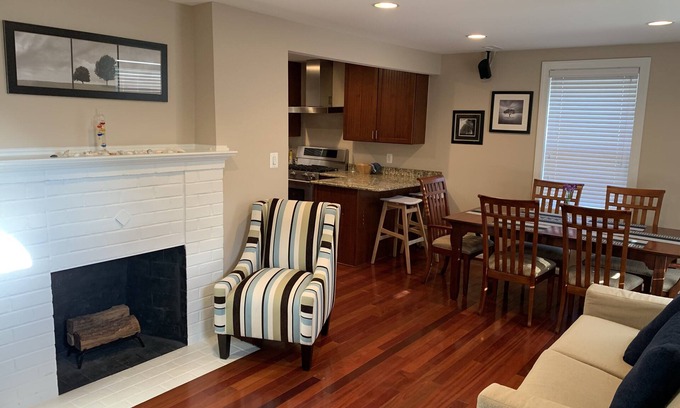 Taylor Run Casa | Newly Remodeled! Near Old Town - 2 metros - Solar Home away from home 1600sq