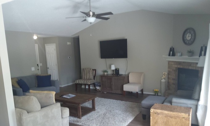Brookline Station Casa | Newly Remodeled. New Carpets. New Hardwood, New Beds and Furnishings