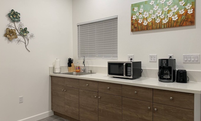 Quartz Hill Casa | Newly Remodeled Private Studio Home
