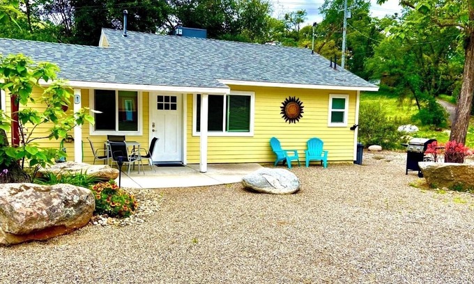 Three Rivers Cabaña | Newly remodeled quaint Cottage