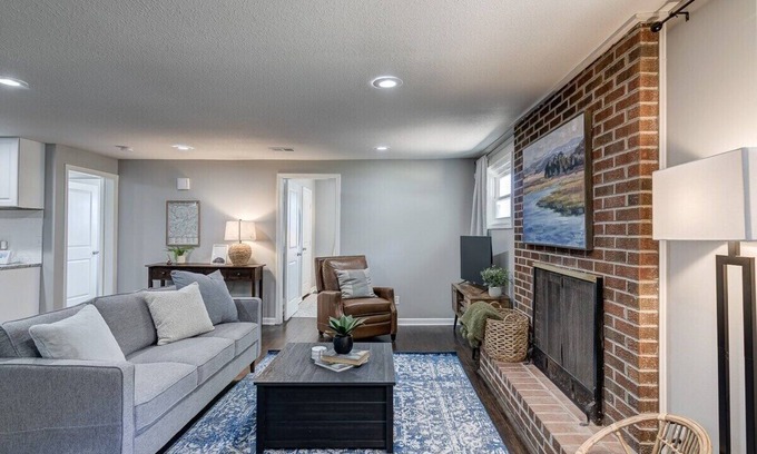 South Kansas City Casa | Newly remodeled Retreat| Hiking+Moutain BikeTrails