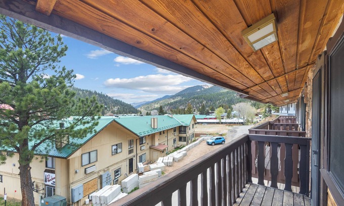 Red River Casa | Newly remodeled "Slope View Retreat", In Town, Mountain Views, WIFI