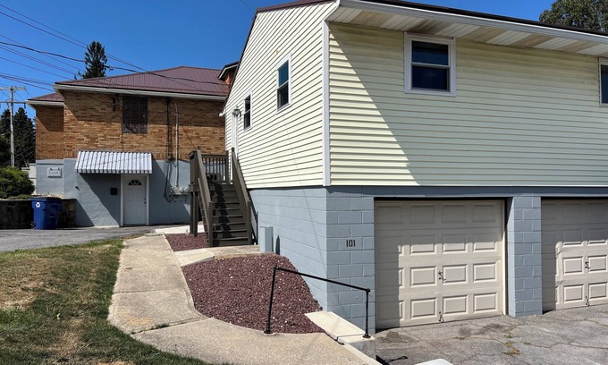 Tire Hill Apartamento | Newly remodeled spacious studio apartment in Johnstown, Richland Township, PA.