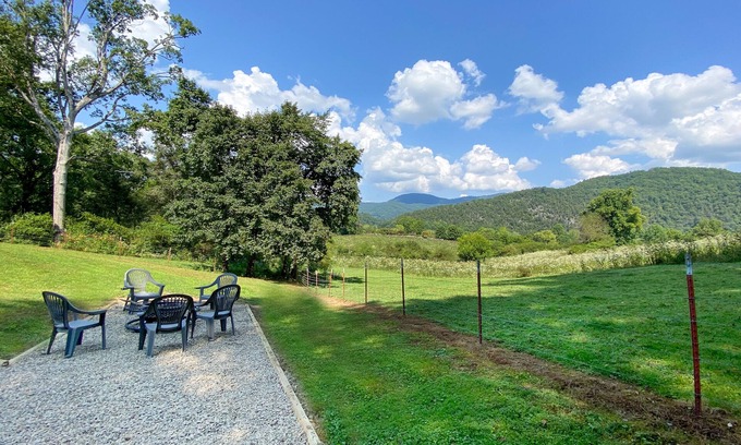 Townsend Cabina | Newly Remodeled- Spacious, Family-Friendly Cabin- Hot Tub, Arcade Room, Fire Pit
