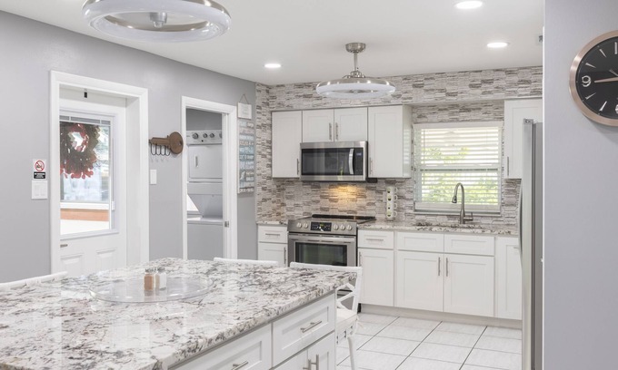Tampa Casa | Newly remodeled! Super Clean, Great location, Family Size, 7 mins Raymond James