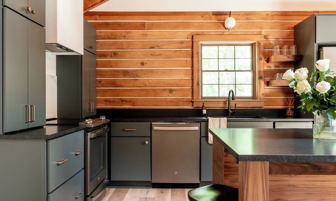 Bella Vista Cabina | Newly Remodeled True Log Cabin | Fire Pit | Bike In-Bike Out