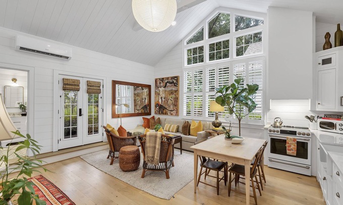 Greenville Cabaña | Newly Remodeled Upscale Downtown Guest Cottage - 1br loft - Sleeps 6