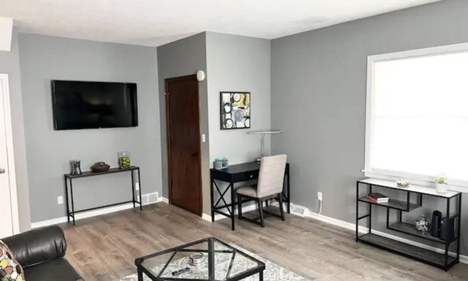 Cuyahoga Falls Casa | Newly Remodeled in Cuyahoga Falls! Close to everything!