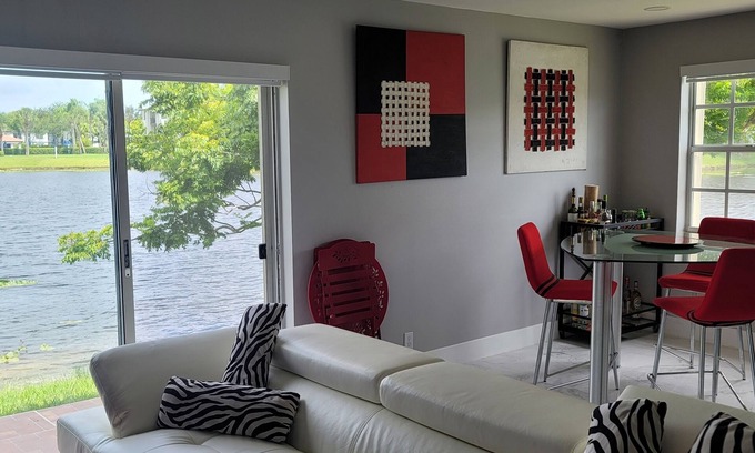 Pembroke Pines Condominio | newly remodeled modern smart home on a lake