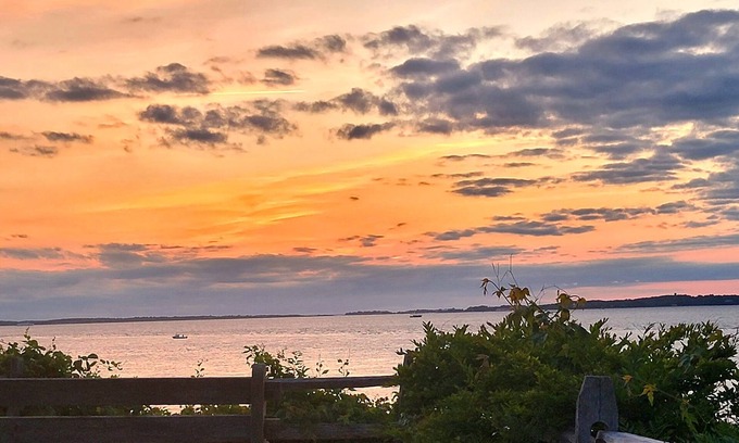 Vineyard Haven Apartamento | Newly Remodeled Vineyard Haven Retreat, 2 bedroom 1 bathroom and office space