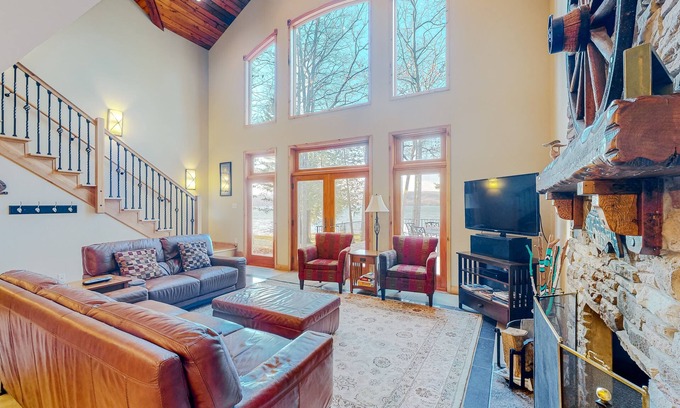 Empire Casa | Newly remodeled waterfront home on Little Glen Lake with deck, gas grill, AC