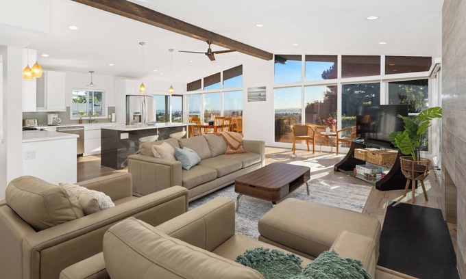 La Jolla Mesa Casa | ¡Recientemente remodelado con aire acondicionado y vistas del centro de Ocean y Bay!