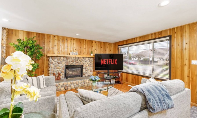 SeaTac Casa | 🌟Newly Renov✔️LG Mstr BR✔️3 BR ✔️WiFi ✔️✈️ ✔️ Mall ✔️AC ✔️Hot tub🌟