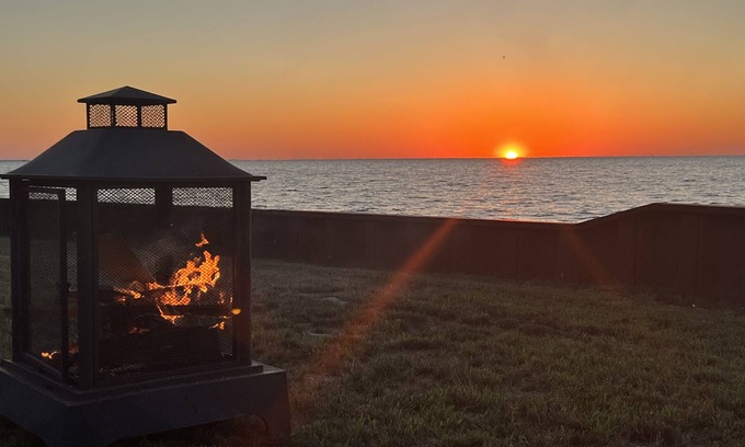 Pointe aux Roches Cabaña | Newly Renovated Waterfront Cottage Lake St. Clair