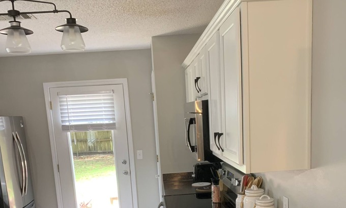 Wright Casa | Newly Renovated Townhouse, 12 min from the beach!