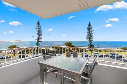 Alexandra Headland Apartamento | Newly renovated beach front unit. Views to die for!