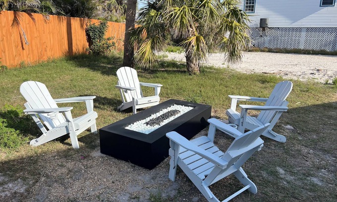 Fort Myers Beach Cabaña | Newly Renovated Cottage - Steps away from beach