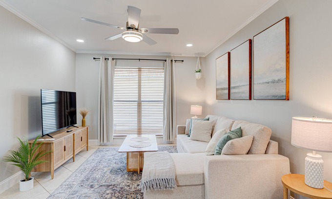 Florida North Atlantic Coast Condominio | Newly Renovated 1 King Bed Condo, Your All-Inclusive Travel Haven