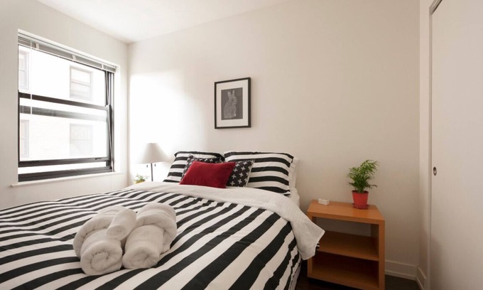 Uptown Apartamento | Recientemente renovado 1 BR en Art Deco Architectural Gem, pasos para L y estacionamiento gratuito