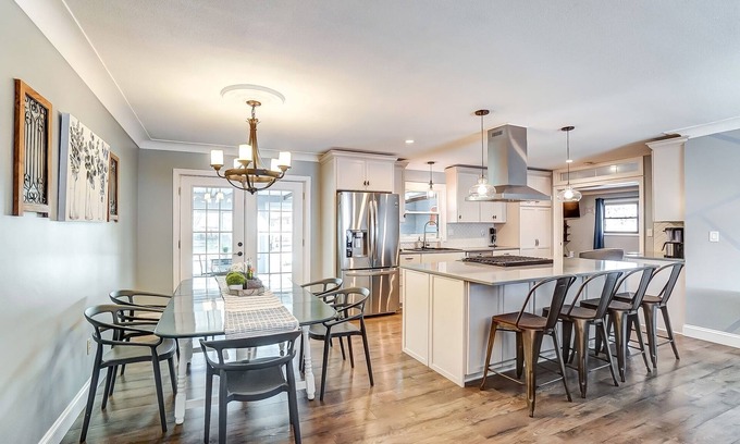 Bowling Green Casa | Newly Renovated, 1 block from BGSU, spacious and comfortable