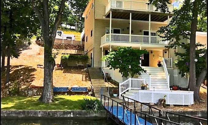 Sunrise Beach Casa | Gran casa frente al lago! ¡A solo 12 pasos del lago!