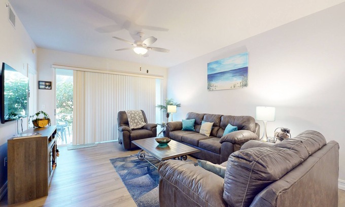Vanderbilt Beach Condominio | Newly renovated 1st-floor condo near Vanderbilt Beach with beach gear, pool, AC