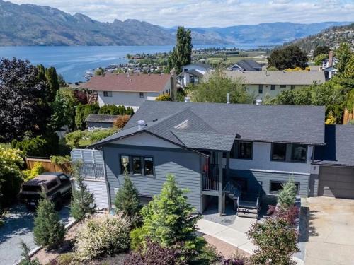 Central Okanagan Cama Y Desayuno | Newly renovated 2-bedroom, 1-bathroom suite with private entrance