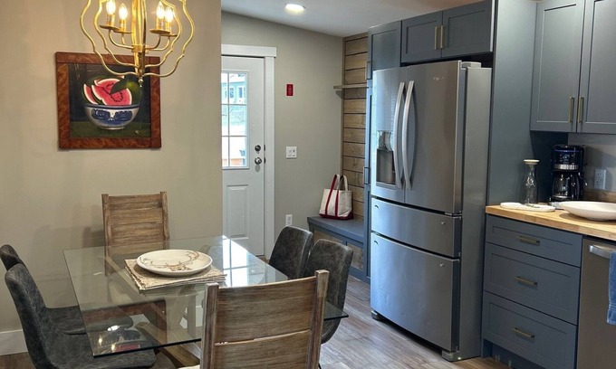 Colchester Cabaña | Newly Renovated 2-bedroom cottage in Colchester with Beach Access, WiFi, AC