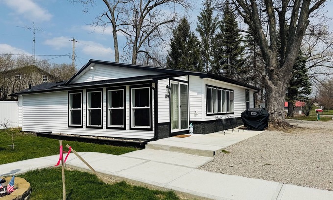 Northwest Casa | Newly Renovated 2-bedroom 2-bath Lakehouse with a Tiki Bar on Nettle Lake !