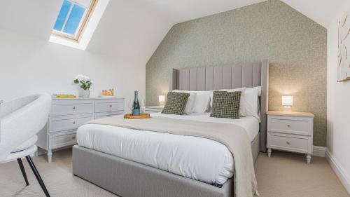 Lechlade Casa | Newly Renovated 2-bed House - Garden - Private Parking - Netflix - Coffee Station - Work Desk