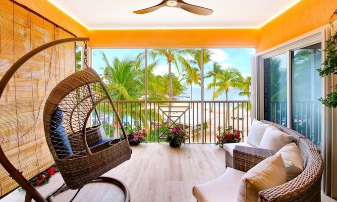 Rum Point Condominio | Newly Renovated 2 Bed Beachfront Condo w/Pool+Hot Tub