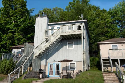 Drummond-North Elmsley Casa | Newly Renovated 2 Bedroom Beach Front Condo 2C