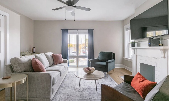 Lexington Apartamento | Newly Renovated 2BR Apartment w/ Free Parking in Downtown