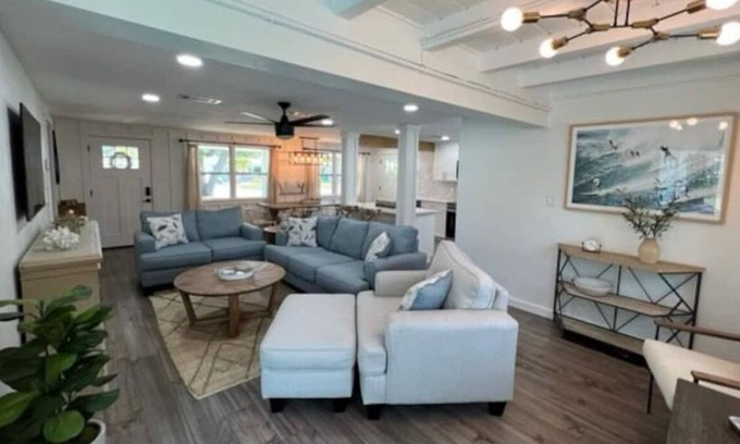 South Sarasota Casa | Newly renovated 3 bedroom 2 bathroom w/ pool. 8 minutes to Siesta Key Beaches!