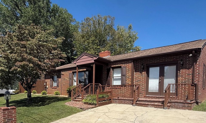 Marion Casa | Newly renovated 3-bedroom house in Marion with pool, private fenced in backyard