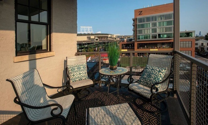 Wrigleyville Condominio | Newly Renovated 3B2B