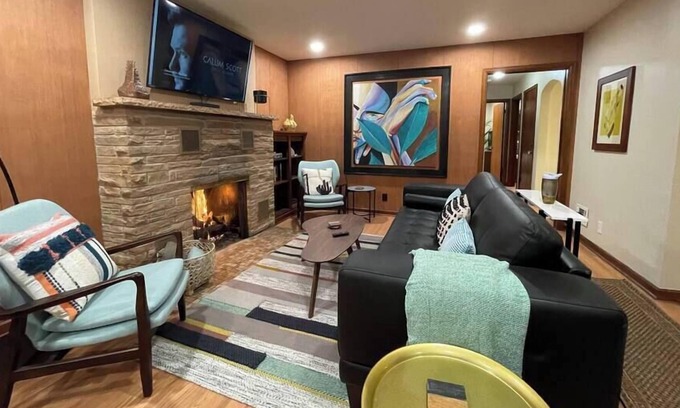 Aksarben - Elmwood Park Casa | *Newly* Renovated 3min UNMC; 10min Downtown & Zoo