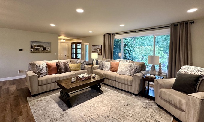 Edgewood Casa | Newly Renovated 4 Bedroom, Quiet Country Home on 5 Acres in Edgewood, Sleeps 8