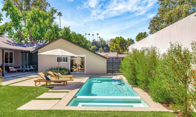 Woodland Hills Casa | Newly Renovated 4BR House W/Pool+Spa & Central!