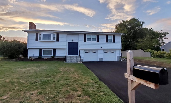 Eastward Look Casa | Newly renovated! 5 bedroom 2 bath home woth AC and walk to water
