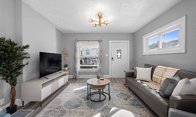 Old North Columbus Casa | Newly renovated 6 BRs OSU Stadium&Expo, 2 FREE PARKING