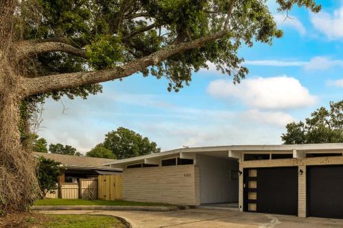 Port Arthur Casa | Newly Renovated 6BR 3BA Port Arthur Holiday Home with Hot Tub