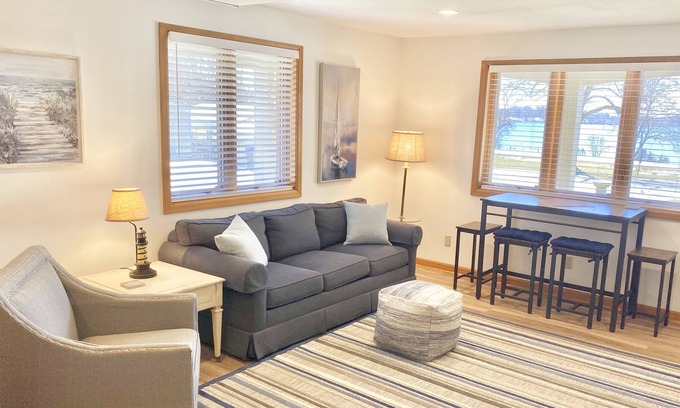 Lake Ripley Apartamento | Newly renovated apartment on 90’ of Lake Ripley shoreline!