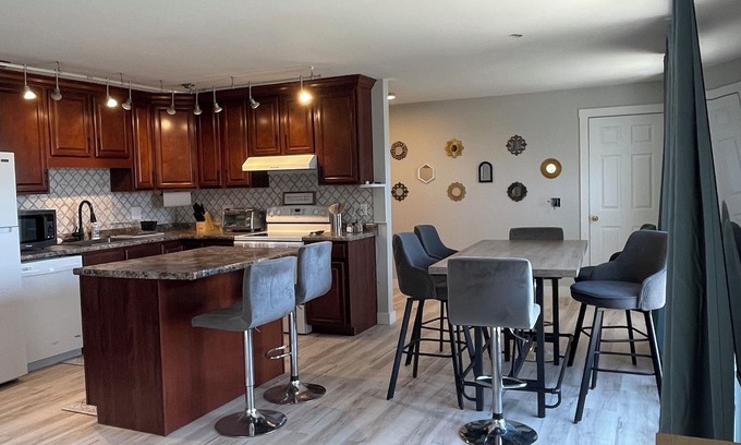 Derby Center Apartamento | Newly renovated apartment in Derby central to lakes, restaurants and shopping.