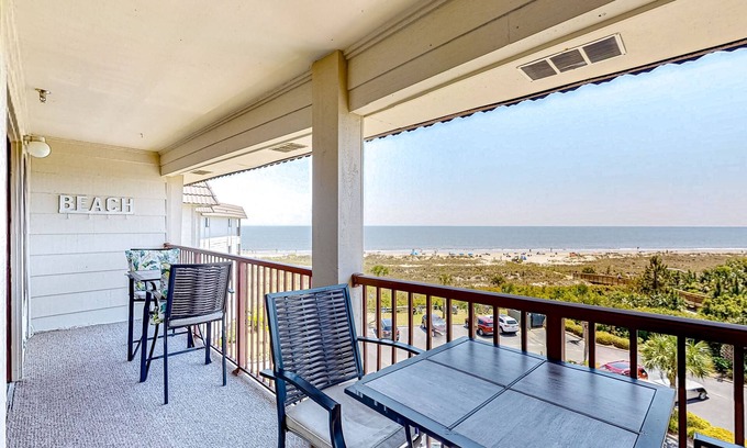 Folly Field Condominio | Newly renovated beachfront condo with pool, tennis, restaurants, gym, & balcony