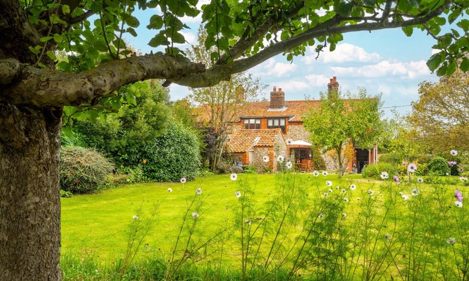 Sharrington Cabaña | Newly renovated Brick & Flint cottage with stylish interiors, wood burning stove, beautiful garden,