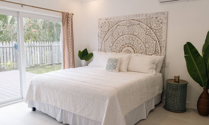 Dunmore Town Cabaña | Newly renovated Coastal cottage steps to Pink Sand Beach- Somewhere in the Sun