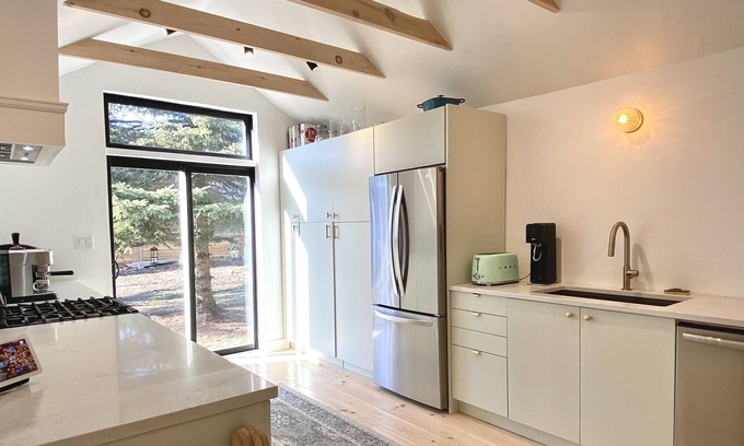 Merrickville-Wolford Casa | Newly Renovated Century Home in Merrickville