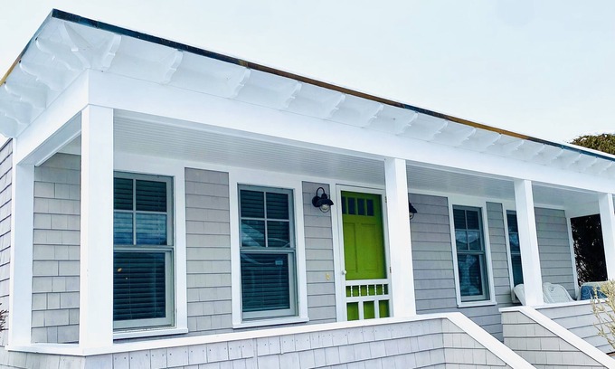 Easton's Point Cabaña | Newly Renovated - Charming Cottage by Easton's Beach