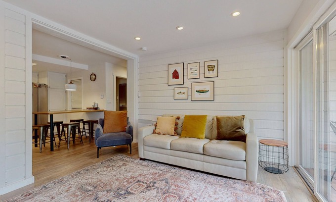 Elkhorn Village Condominio | Newly Renovated Condo with Fireplace, Fast WiFi, Balcony & Shared Pool/Hot Tub
